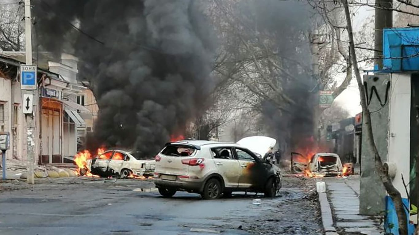 Feuer in Cherson: Mehrere Menschen starben durch Angriffe und Minen.