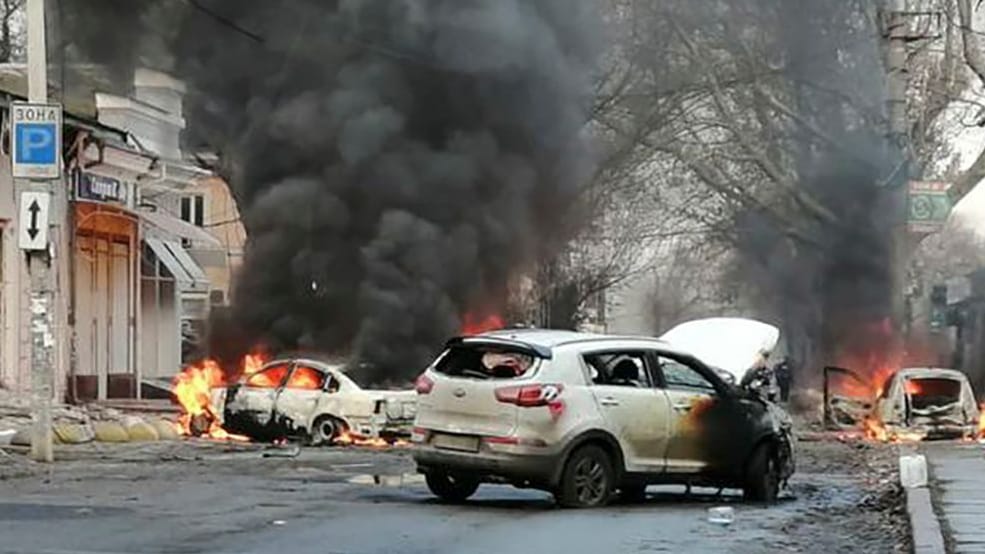 Feuer in Cherson: Mehrere Menschen starben durch Angriffe und Minen.