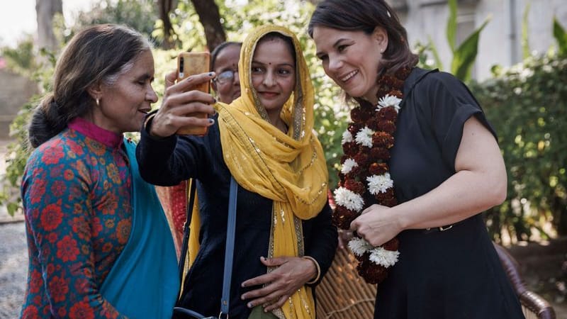 Khori: Annalena Baerbocklässt sich mit Frauen des Dorfes des Projektes "Social Center for Rural Initiative and Advancement" fotografieren.