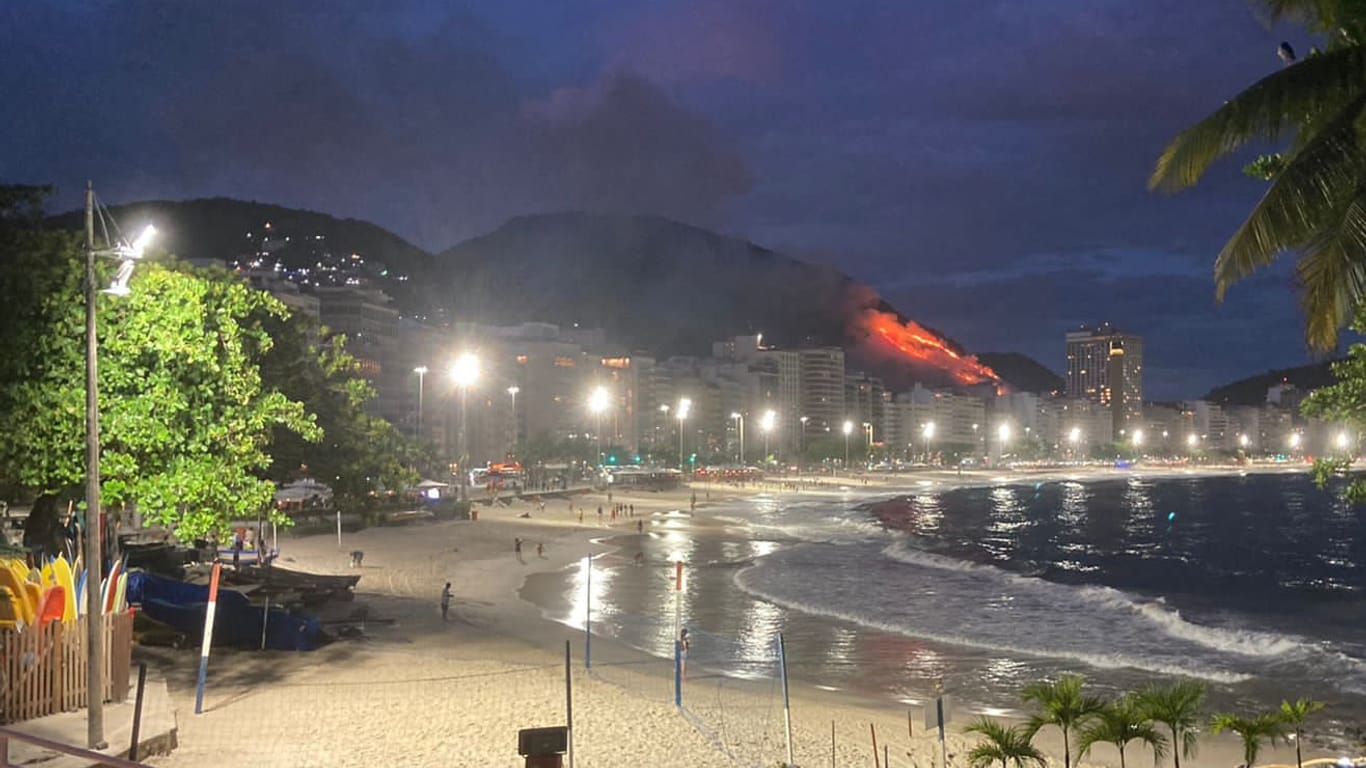 Ein Waldbrand lodert in der Nähe der Copacabana, Rio de Janeiros bekanntestem Strand.
