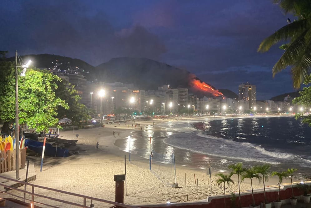 Ein Waldbrand lodert in der Nähe der Copacabana, Rio de Janeiros bekanntestem Strand.