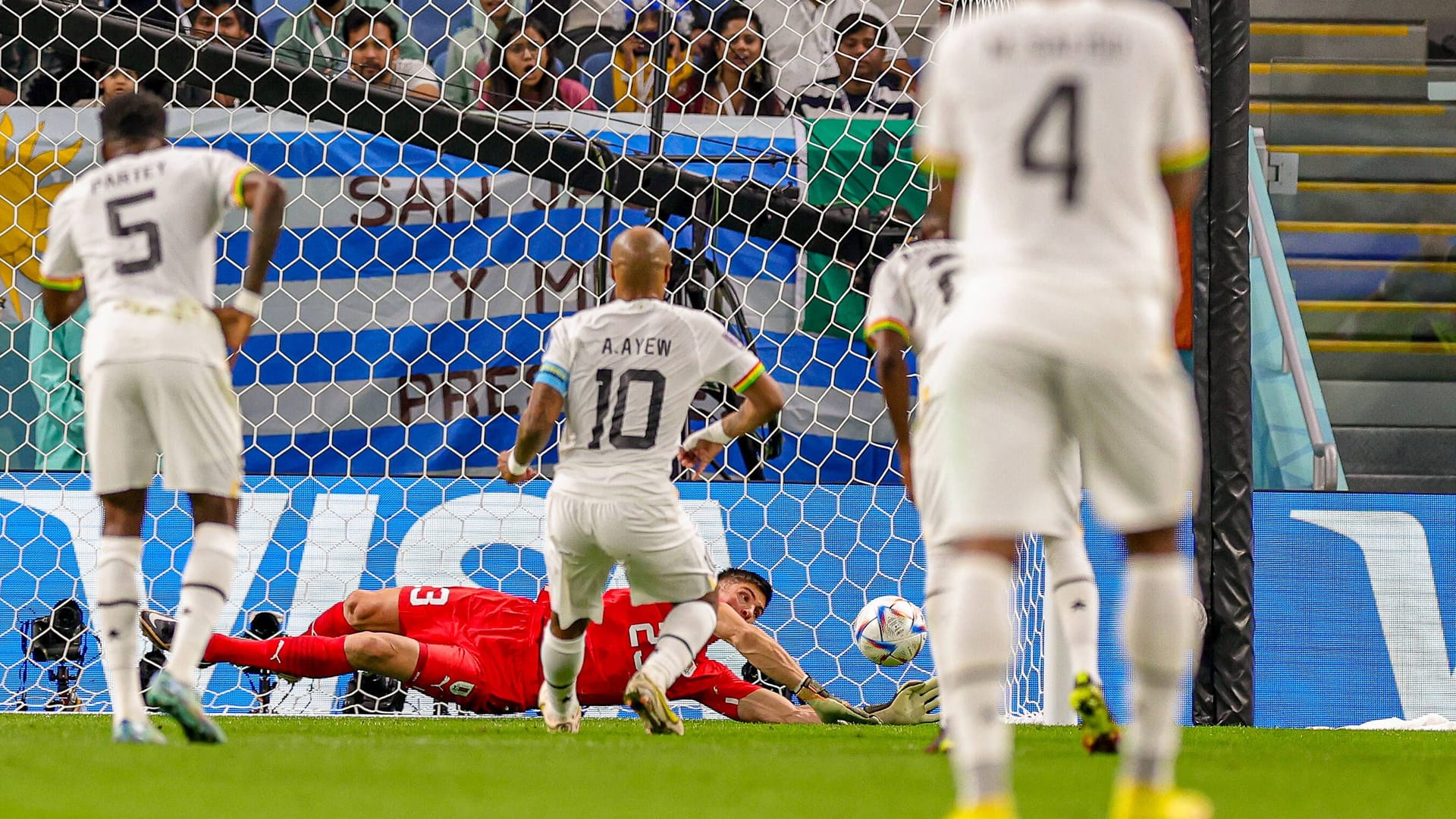 Andre Ayew (10) scheiterte mit einem schwachen Elfmeter.