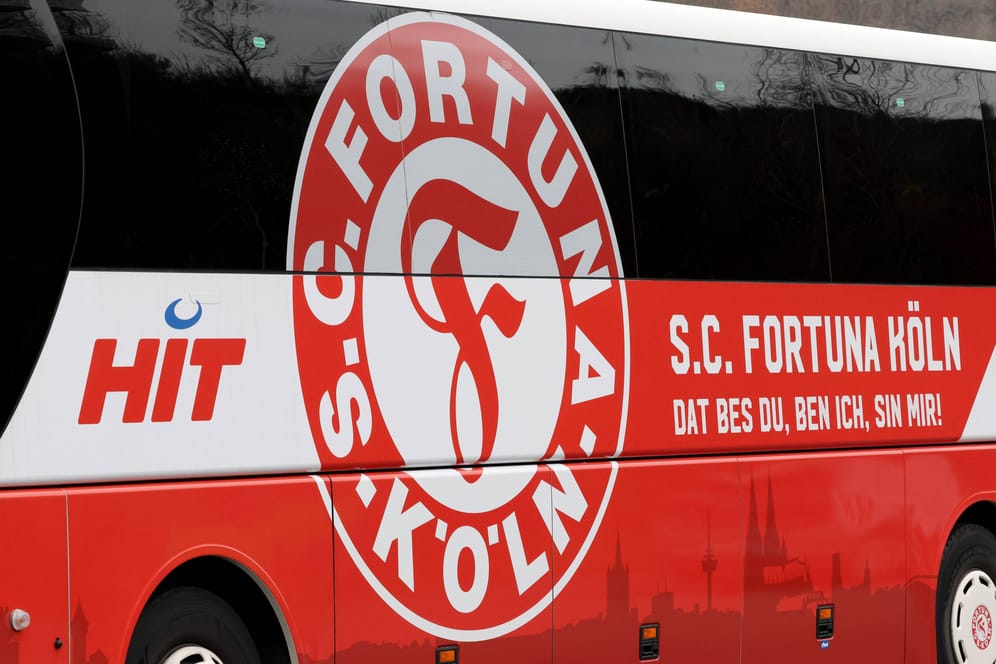 Teambus des S.C. Fortuna Köln (Archivbild): Das Wetter beschert der Saison ein jähes Ende.
