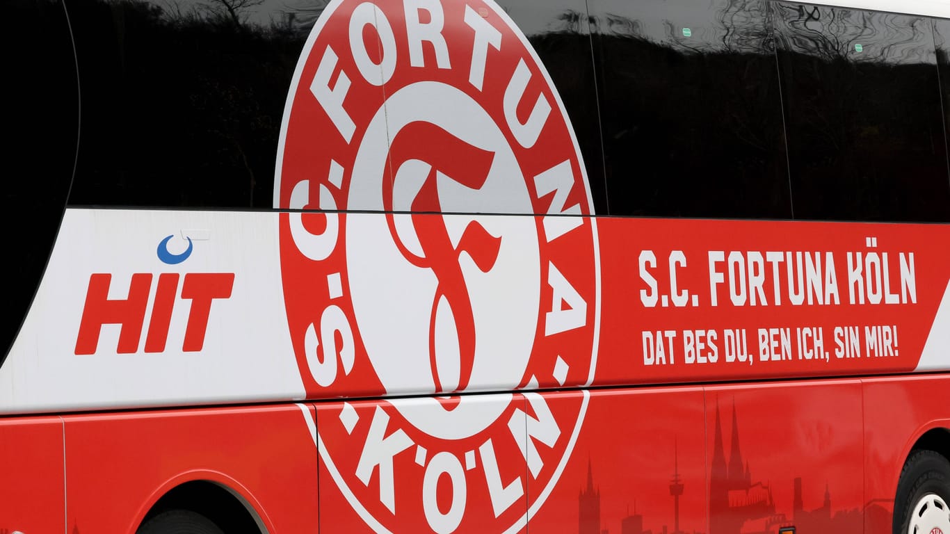 Teambus des S.C. Fortuna Köln (Archivbild): Das Wetter beschert der Saison ein jähes Ende.