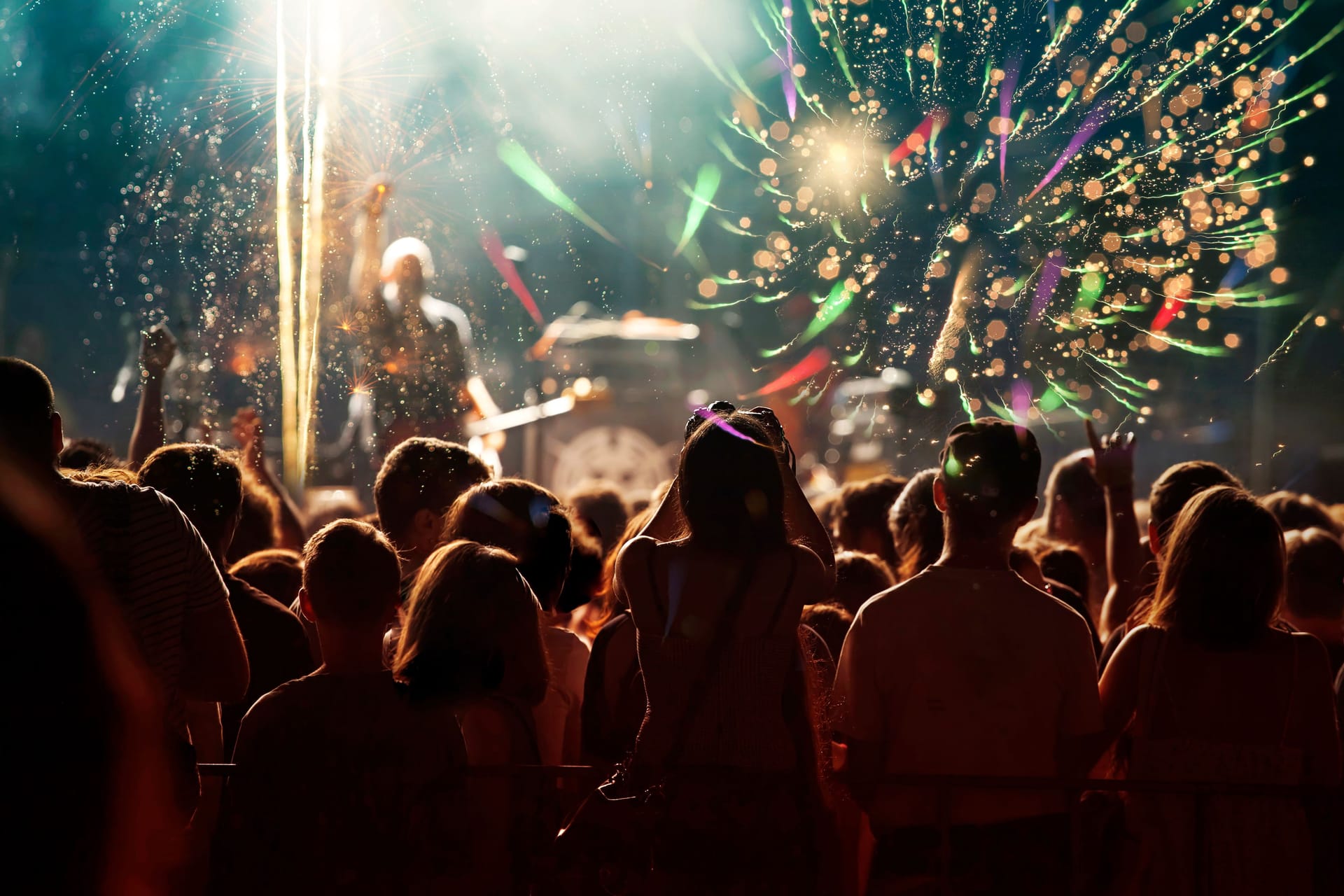 Wenn die Band aufdreht: Livekonzerte und Musik auf den Ohren gehören zum Alltag junger Menschen. Experten warnen vor den Folgen für eine ganze Generation.