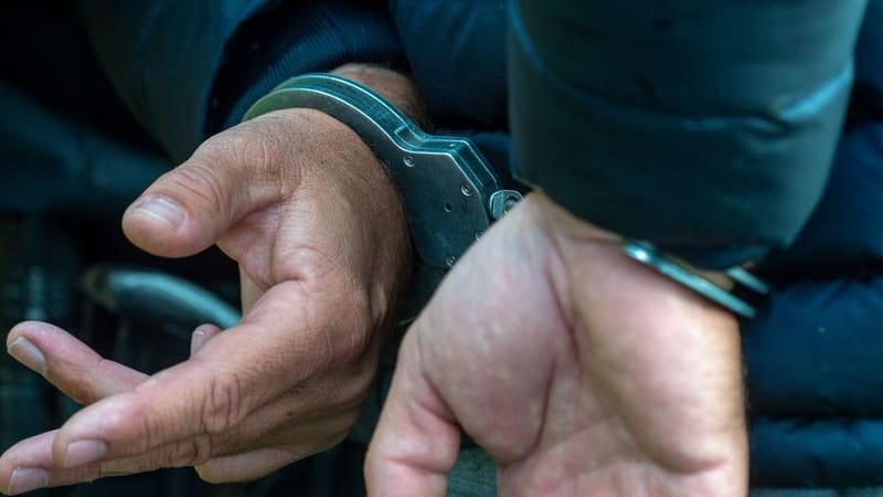 Ein Mann trägt Handschellen (Symbolfoto): Neben einer Machete machten die Beamten noch weitere Entdeckungen in der Wohnung des Angreifers. Ein Mann trägt Handschellen (Symbolfoto): Neben einer Machete machten die Beamten noch weitere Entdeckungen in der Wohnung des Angreifers.