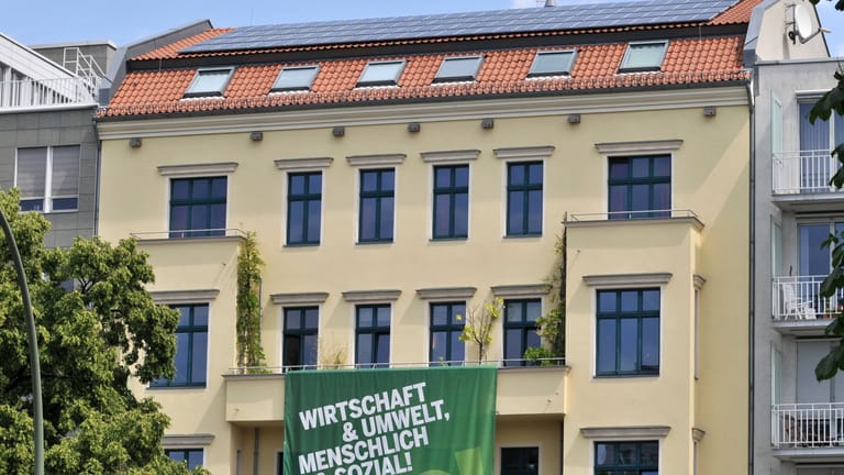 Wahlplakat von Bündnis 90/Die Grünen an der Bundesgeschäftsstelle (Archivbild): Am Wochenende haben Unbekannte eine Botschaft am Haus hinterlassen.