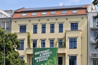 Wahlplakat von Bündnis 90/Die Grünen an der Bundesgeschäftsstelle (Archivbild): Am Wochenende haben Unbekannte eine Botschaft am Haus hinterlassen.