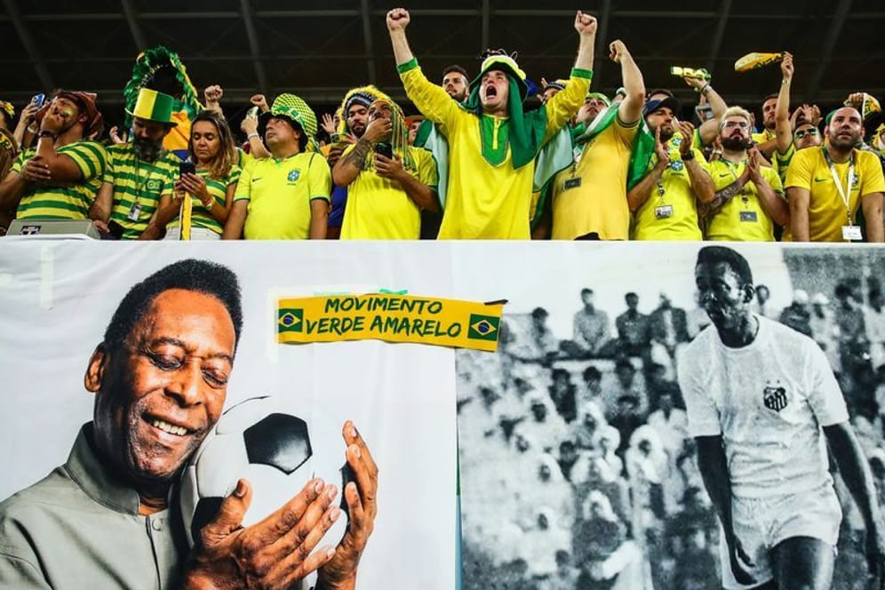 Brasilianische Fans mit einem Banner für Pelé: Die Anhänger der "Seleção" sind auch in Katar mit ihren Gedanken bei ihrem Helden.
