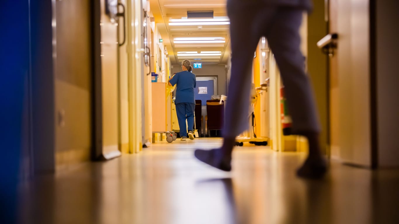 Intensivstation in Berlin (Symbolbild): Viele Krankenhäuser sind wegen einer Infektionswelle stark überlastet.