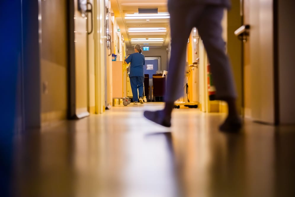 Intensivstation in Berlin (Symbolbild): Viele Krankenhäuser sind wegen einer Infektionswelle stark überlastet.