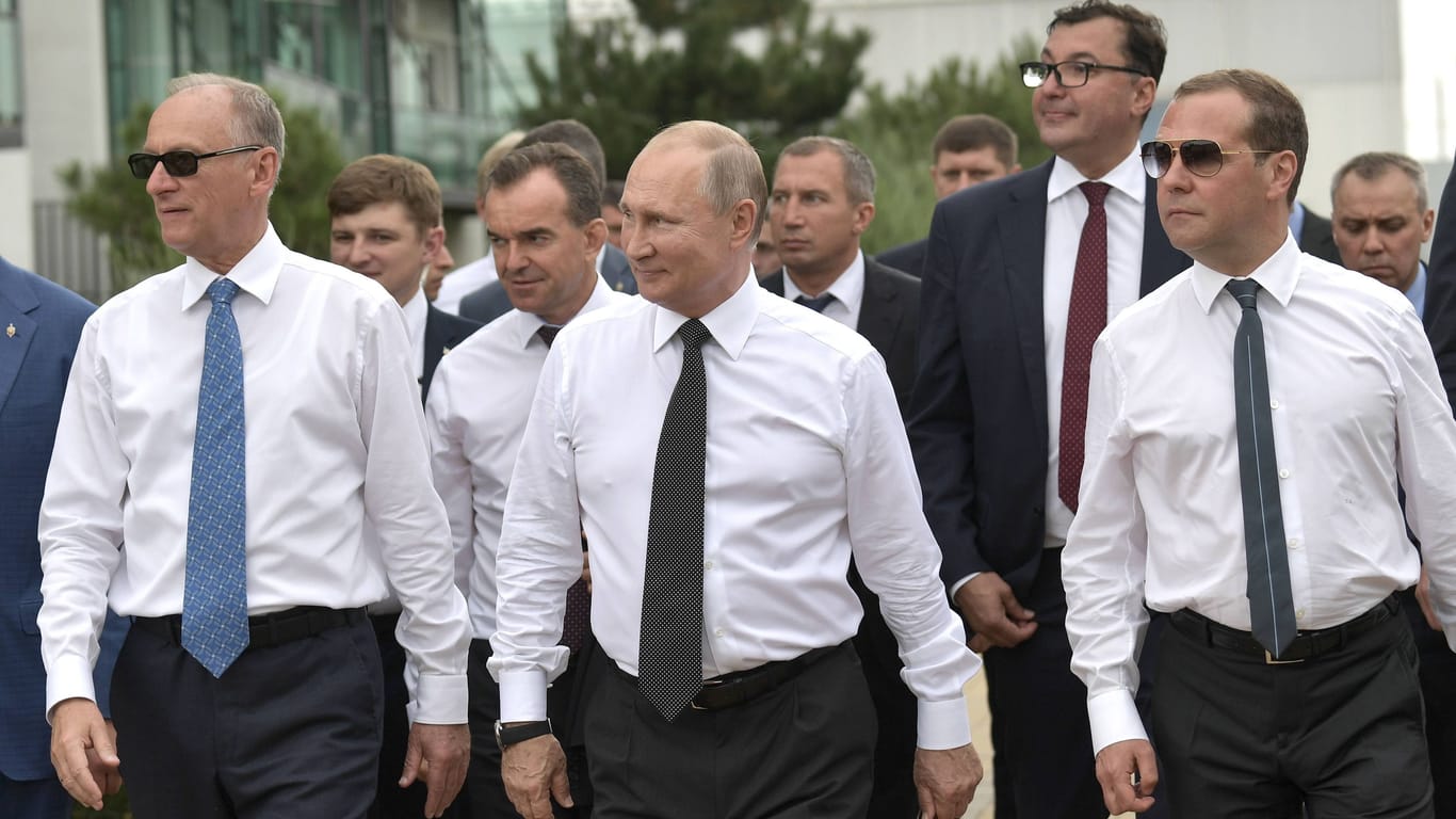 Patruschew, Putin, Medwedew (Archivbild): Nikolai Patruschew zählt zu den wenigen Vertrauen Putins.