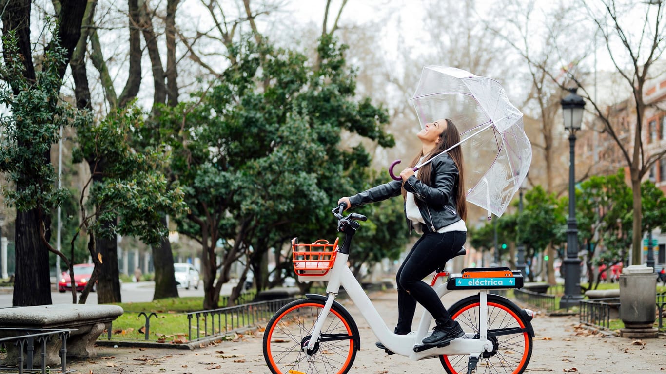 E-Bike im Regen: Gerade auf nasse Wegen und Straßen sollte vorsichtig und mit beiden Händen am Lenkrad gefahren werden.