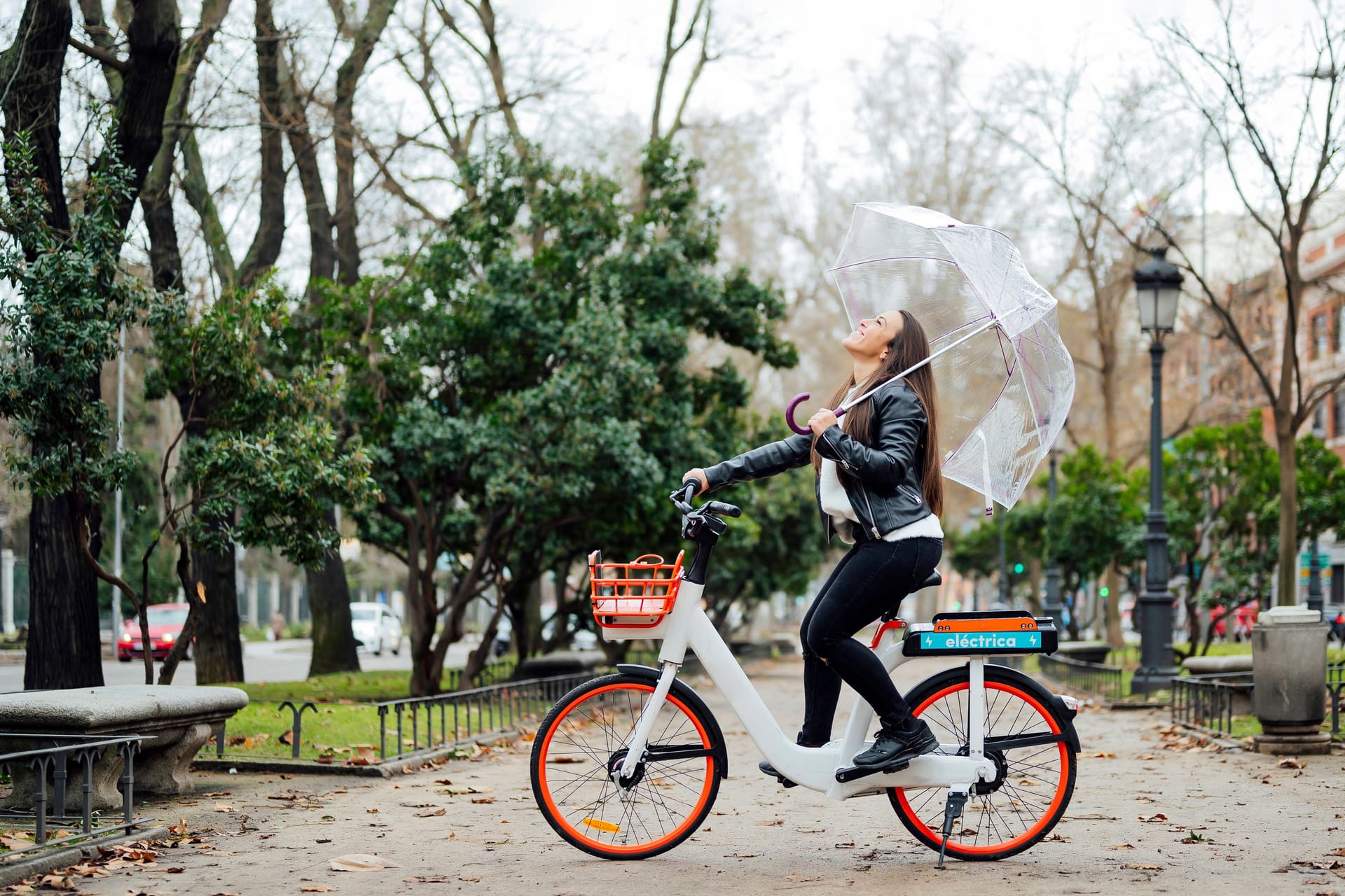 E-Bike im Regen: Gerade auf nasse Wegen und Straßen sollte vorsichtig und mit beiden Händen am Lenkrad gefahren werden.