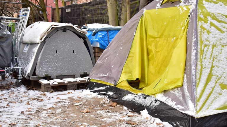 Das Lager von Christian im Hamburger Schnee: Seine Sachen passen in ein Zelt, einen Einkaufwagen und einen mobilen Kälteschutz.
