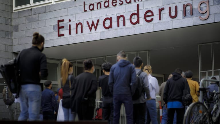 Wartende Menschen vor dem Landesamt für Einwanderung in Berlin: Der Bundestag hat das Chancen-Aufenthaltsrecht verabschiedet.