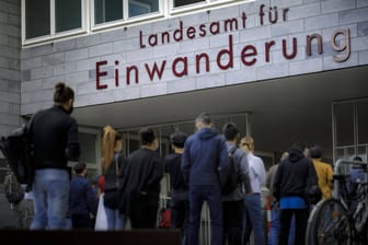 Wartende Menschen vor dem Landesamt für Einwanderung in Berlin: Der Bundestag hat das Chancen-Aufenthaltsrecht verabschiedet.