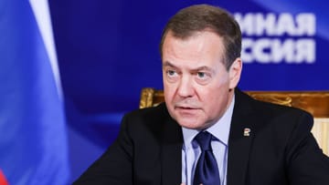 Der frühere russische Präsident Dmitri Medwedew: "Lieber sollten die Briten endlich die Malvinas verlassen und sie den Argentiniern zurückgeben".