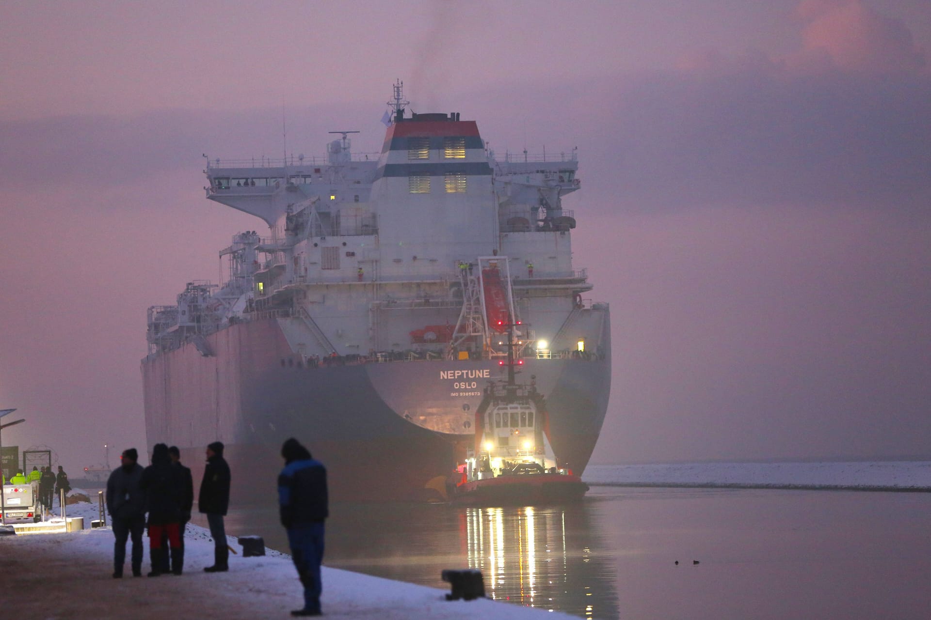 Die Neptune läuft Mitte Dezember in den Industriehafen von Lubmin ein: Künftig wir es dort Flüssiggas in Erdgas umwandeln, doch mögliche Engpässe sind damit noch nicht ausgeräumt. Die Neptune läuft Mitte Dezember in den Industriehafen von Lubmin ein: Künftig wir es dort Flüssiggas in Erdgas umwandeln, doch mögliche Engpässe sind damit noch nicht ausgeräumt.