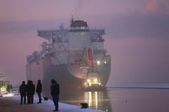 Die Neptune läuft Mitte Dezember in den Industriehafen von Lubmin ein: Künftig wir es dort Flüssiggas in Erdgas umwandeln, doch mögliche Engpässe sind damit noch nicht ausgeräumt.