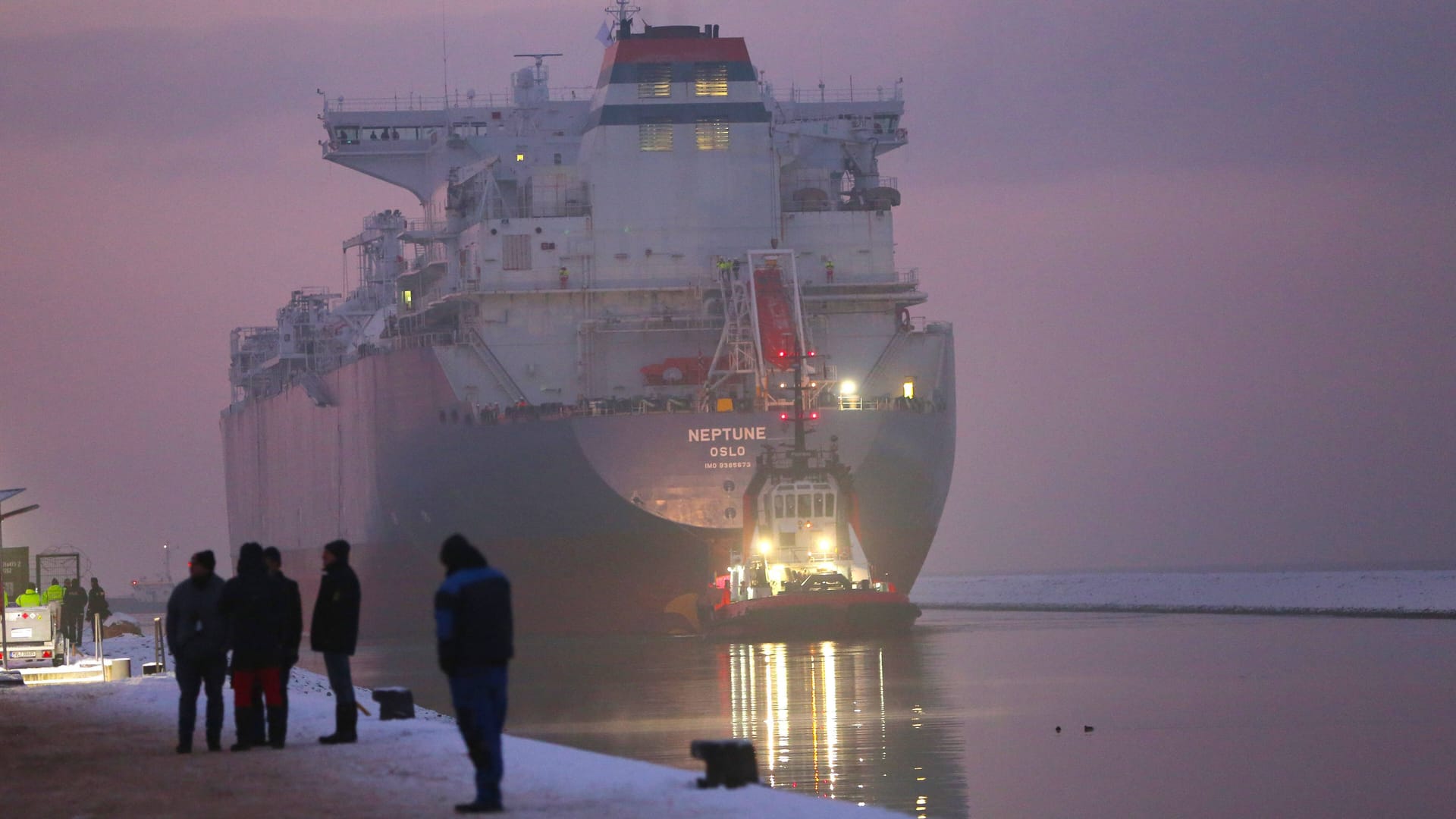 Die Neptune läuft Mitte Dezember in den Industriehafen von Lubmin ein: Künftig wir es dort Flüssiggas in Erdgas umwandeln, doch mögliche Engpässe sind damit noch nicht ausgeräumt. Die Neptune läuft Mitte Dezember in den Industriehafen von Lubmin ein: Künftig wir es dort Flüssiggas in Erdgas umwandeln, doch mögliche Engpässe sind damit noch nicht ausgeräumt.