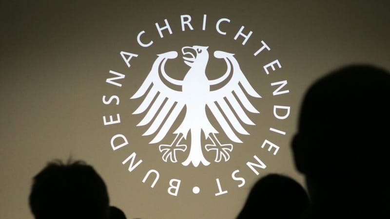 Ein BND-Mitarbeiter ist wegen des Verdachts auf Russland-Spionage festgenommen worden.