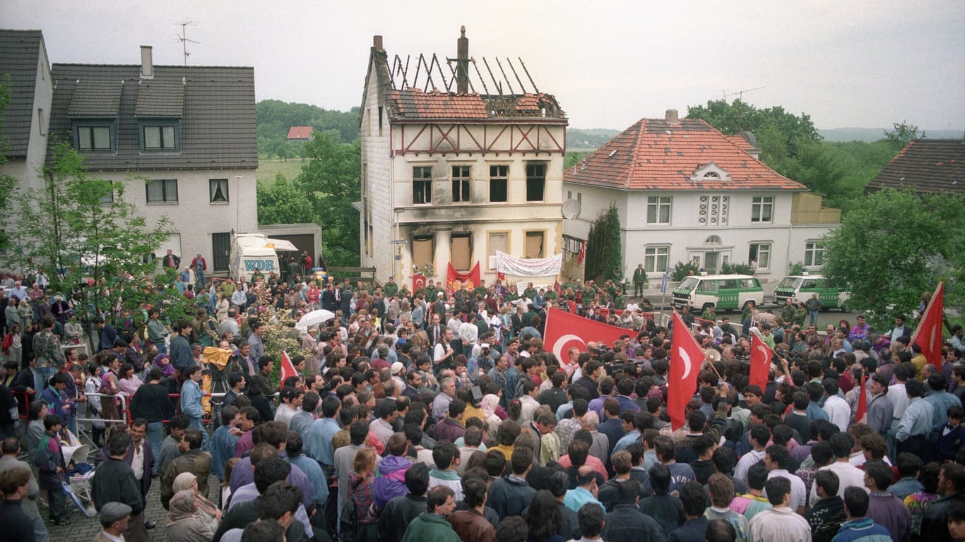 Eine Menschenmenge gedenkt am Haus der türkischen Familie Genç den Toten (Arvchivbild): Die Tat erschütterte die Republik.