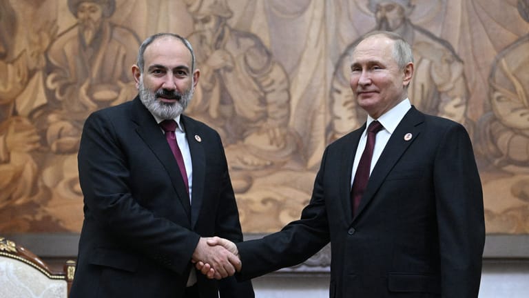 Putin und der armenische Premierminister Nikol Paschinjan: Die Unzufriedenheit in Eriwan mit der russischen Schutzmacht wächst.