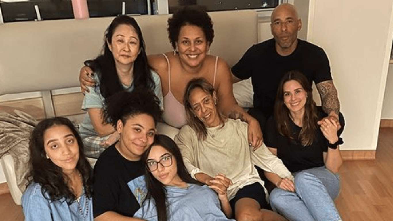 Pelé: Dieses aktuelle Foto postete Pelé Tochter (hintere Reihe in der Mitte) aus dem Krankenhaus. Rechts von ihr sitzt ihr Bruder.
