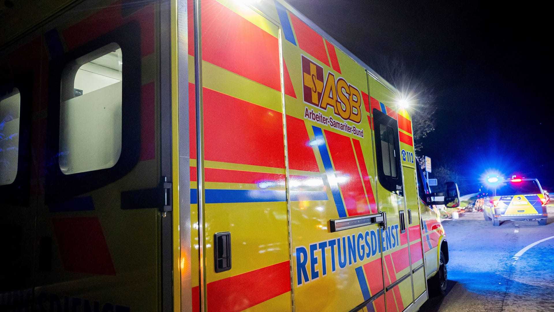 Rettungsdienst im Einsatz (Symbolfoto): Der Chef des Fahrers informierte die Polizei. Rettungsdienst im Einsatz (Symbolfoto): Der Chef des Fahrers informierte die Polizei.