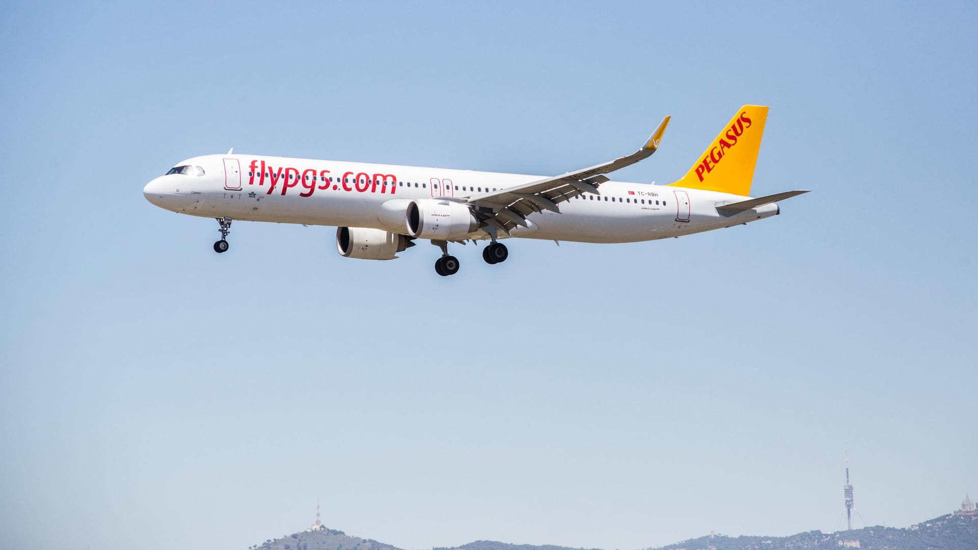 Ein Flieger der Linie Pegasus ist wegen eines falschen Notfalls in Barcelona gelandet, zahlreiche Migranten nutzten die Chance zur Flucht.