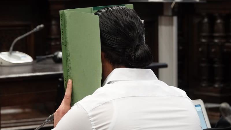 Der Angeklagte sitzt im Hamburger Landgericht. Der Angeklagte sitzt im Hamburger Landgericht.