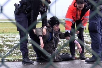 Festnahme eines Klimaaktivisten am BER: Dort gelang es der Gruppe nicht, sich auf dem Rollfeld festzukleben.
