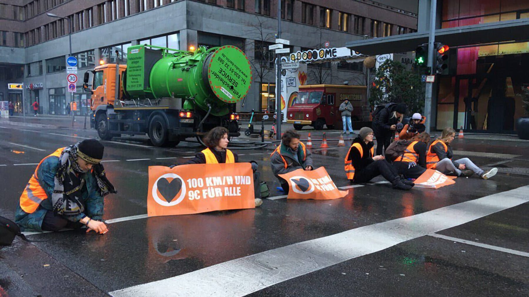 Berlin: "Letzte Generation" Blockiert Unter Den Linden