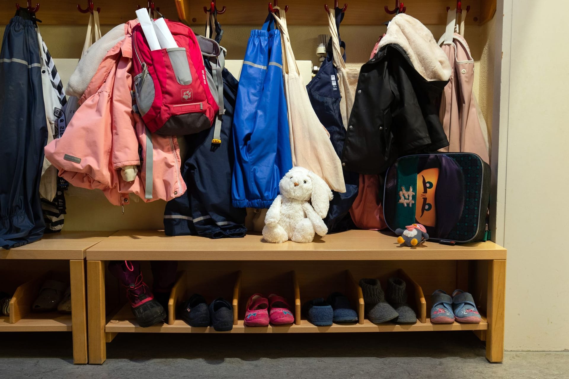 Garderobe in einer Kindertagesstätte (Symbolfoto): Ein Unbekannter klaute Kinderkleidung aus Nürnberger Einrichtungen.