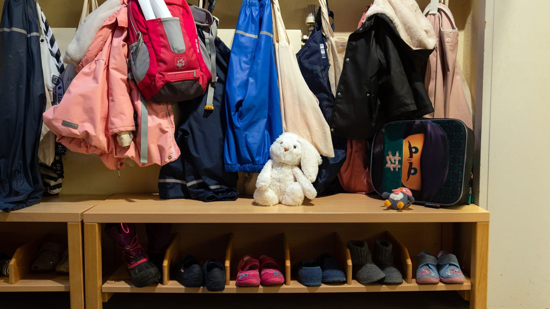 Garderobe in einer Kindertagesstätte (Symbolfoto): Ein Unbekannter klaute Kinderkleidung aus Nürnberger Einrichtungen.