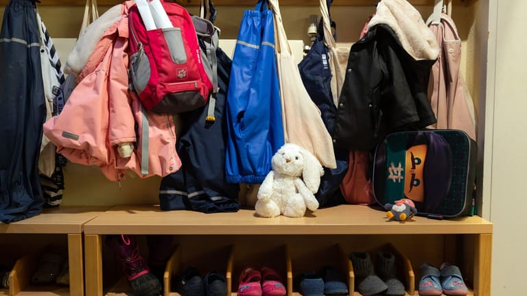 Garderobe in einer Kindertagesstätte (Symbolfoto): Ein Unbekannter klaute Kinderkleidung aus Nürnberger Einrichtungen.