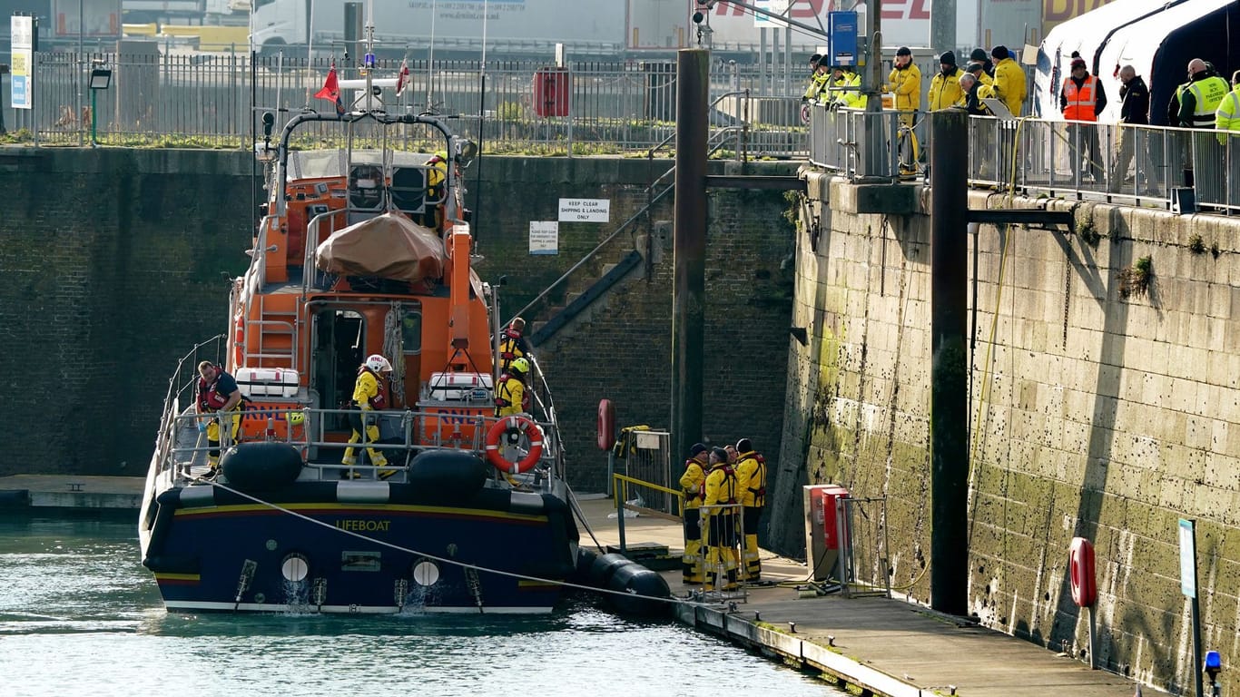 Ein beteiligtes Rettungsboot im Hafen von Dover: Wegen der kalten Temperaturen wird nicht mehr nach Überlebenden gesucht.