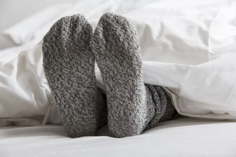 Kalte Füße: Wenn sie dauerhaft auftreten, sollte die Ursache ärztlich untersucht werden.