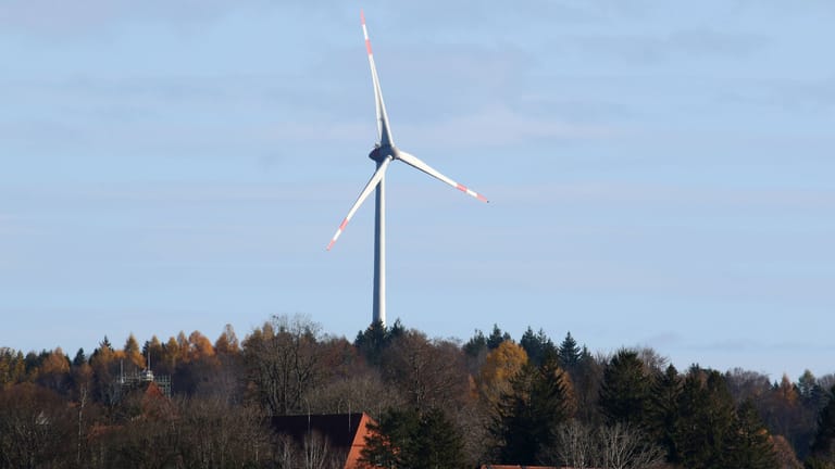 Ein Windrad in Starnberg (Symbolbild): Der Ausbau der erneuerbaren Energien in Bayern geht nur schleppend voran, auch aufgrund der 10H-Regel.