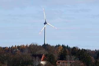 Ein Windrad in Starnberg (Symbolbild): Der Ausbau der erneuerbaren Energien in Bayern geht nur schleppend voran, auch aufgrund der 10H-Regel.