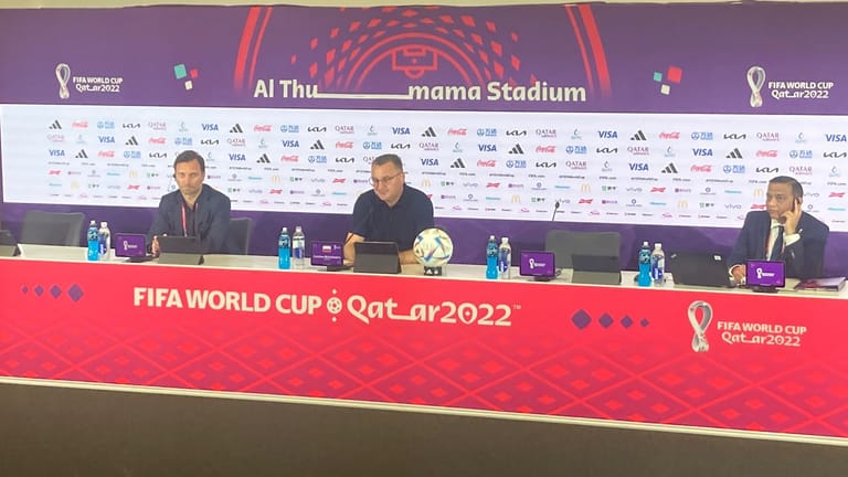 Polens Nationaltrainer Czeslaw Michniewicz (Mi.): Seine Zukunft ist offen.