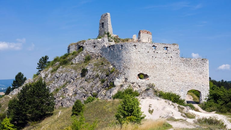 Burg Čachtice: Die Anlage ist heute eine Ruine.