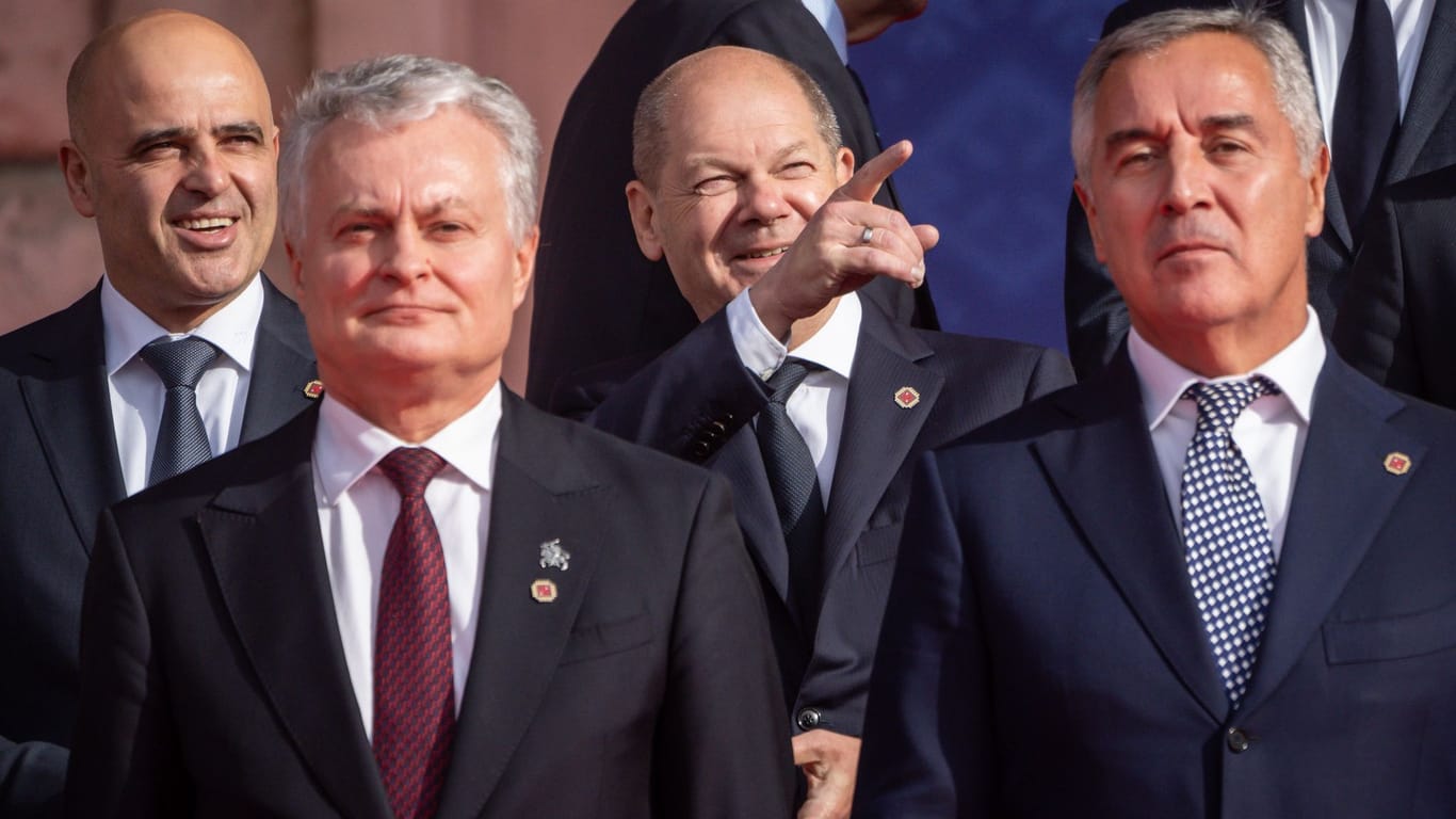Bundeskanzler Olaf Scholz (2.v.r.) beim Westbalkan-Gipfel: Neben ihm stehen Dimitar Kovacevski (l), Ministerpräsident von Nordmazedonien, Milo Djukanovic (r), Ministerpräsident von Montenegro, sowie Gitanas Nauseda (2.v.l.), Präsident von Litauen.