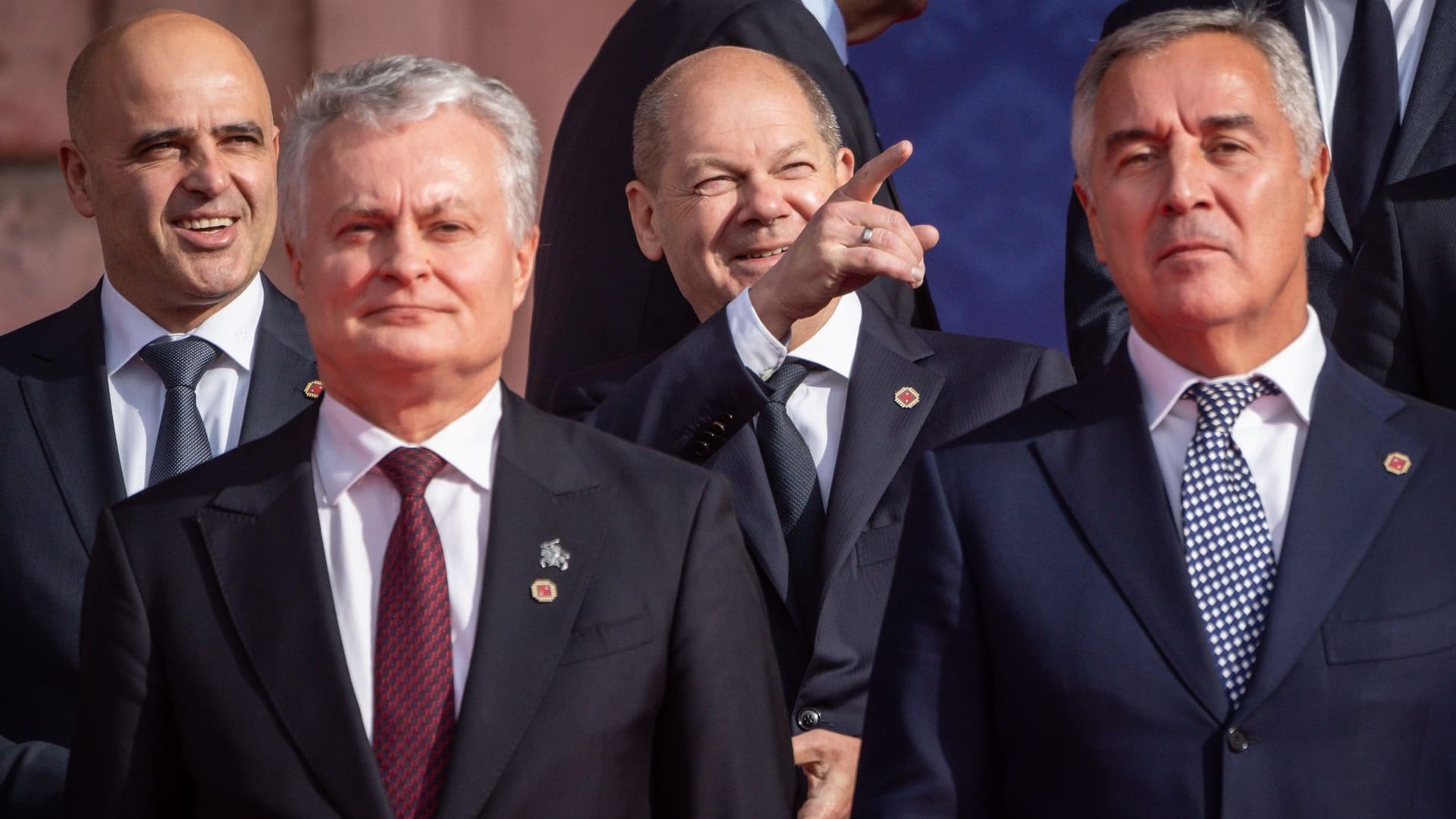 Bundeskanzler Olaf Scholz (2.v.r.) beim Westbalkan-Gipfel: Neben ihm stehen Dimitar Kovacevski (l), Ministerpräsident von Nordmazedonien, Milo Djukanovic (r), Ministerpräsident von Montenegro, sowie Gitanas Nauseda (2.v.l.), Präsident von Litauen.