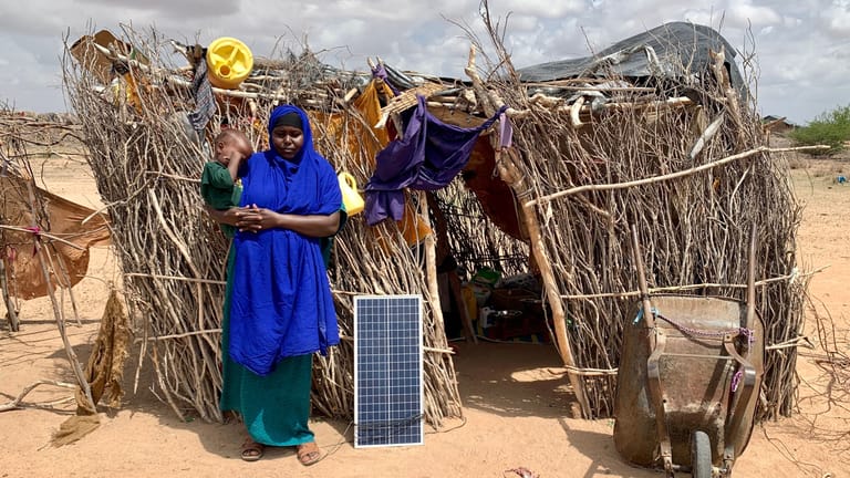 Mahubas Nachbarin und ihr Laden: Mit dem Solarpanel generiert sie Strom – schon 90 Prozent des kenianischen Bedarfs werden durch erneuerbare Energiequellen gedeckt.