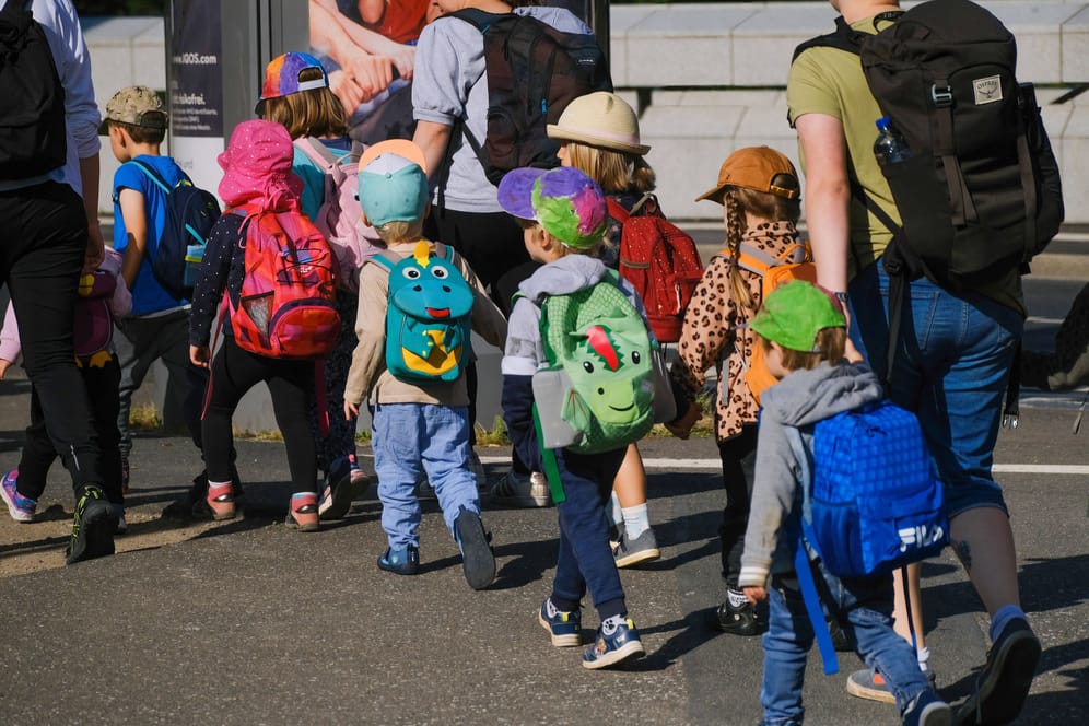Kindergartenkinder auf einem Ausflug (Symbolbild): 20 Betreuerinnen aus Dinslaken drohen ihrem Arbeitgeber mit Kündigung, sollte dieser nicht bald zahlreiche Mängel in ihrer Einrichtung beseitigen.