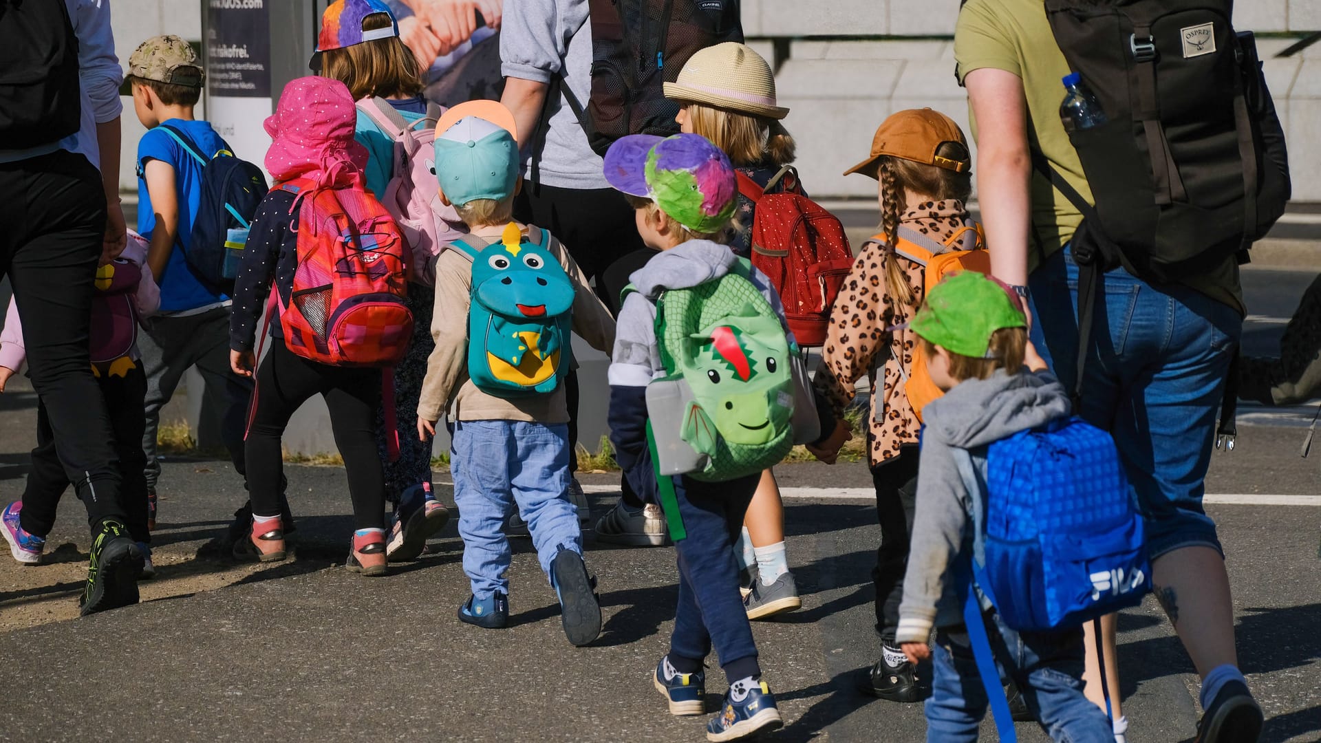 Kindergartenkinder auf einem Ausflug (Symbolbild): 20 Betreuerinnen aus Dinslaken drohen ihrem Arbeitgeber mit Kündigung, sollte dieser nicht bald zahlreiche Mängel in ihrer Einrichtung beseitigen.