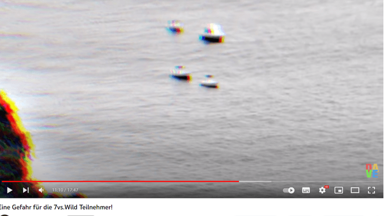Das Fischerboot verlässt unter Geleit Sabrinas Strandabschnitt (Screenshot).