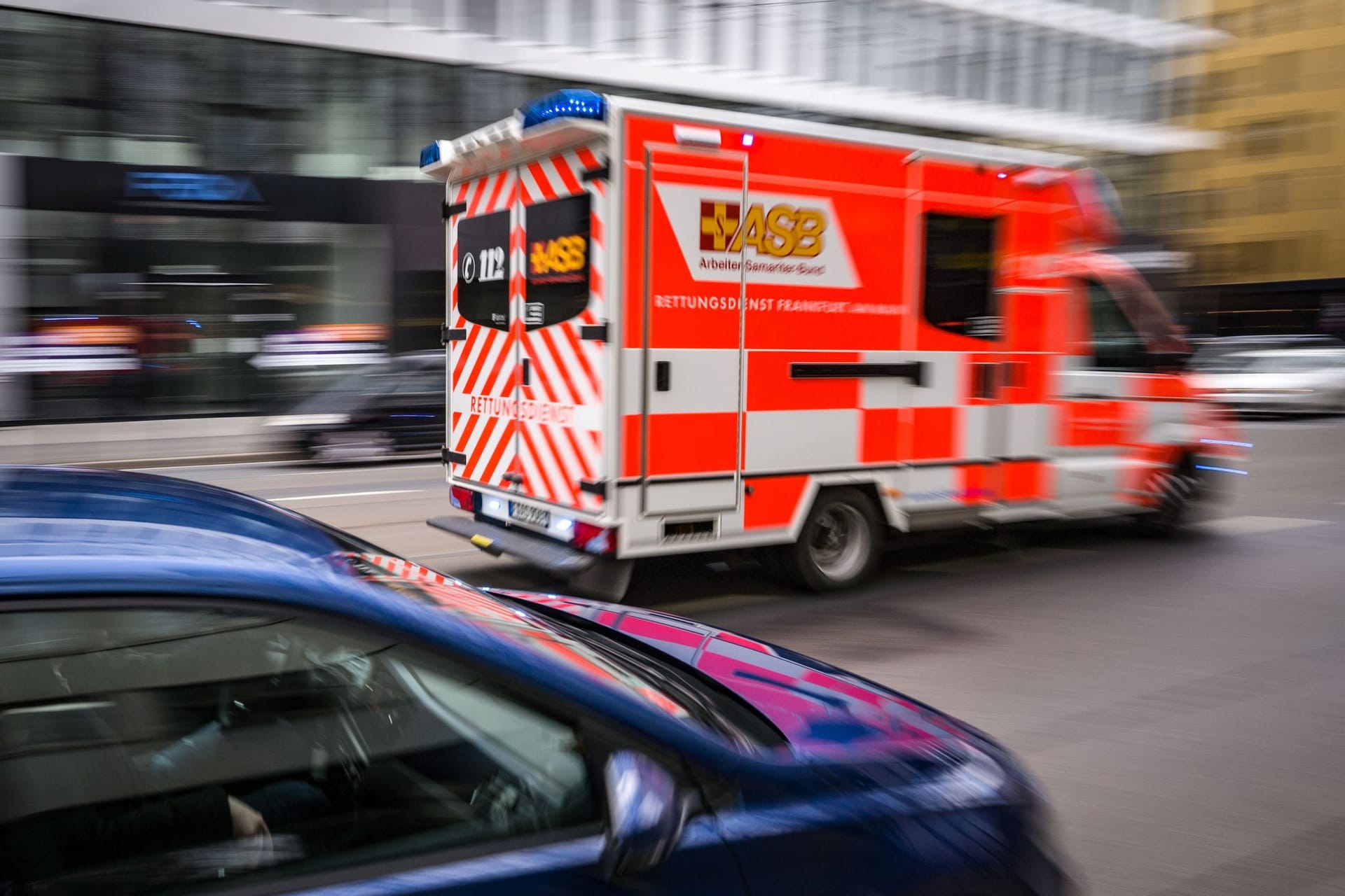 Ein Rettungswagen eilt zum Einsatz (Symbolbild): Die beiden Schuljungen mussten ins Krankenhaus gebracht werden.